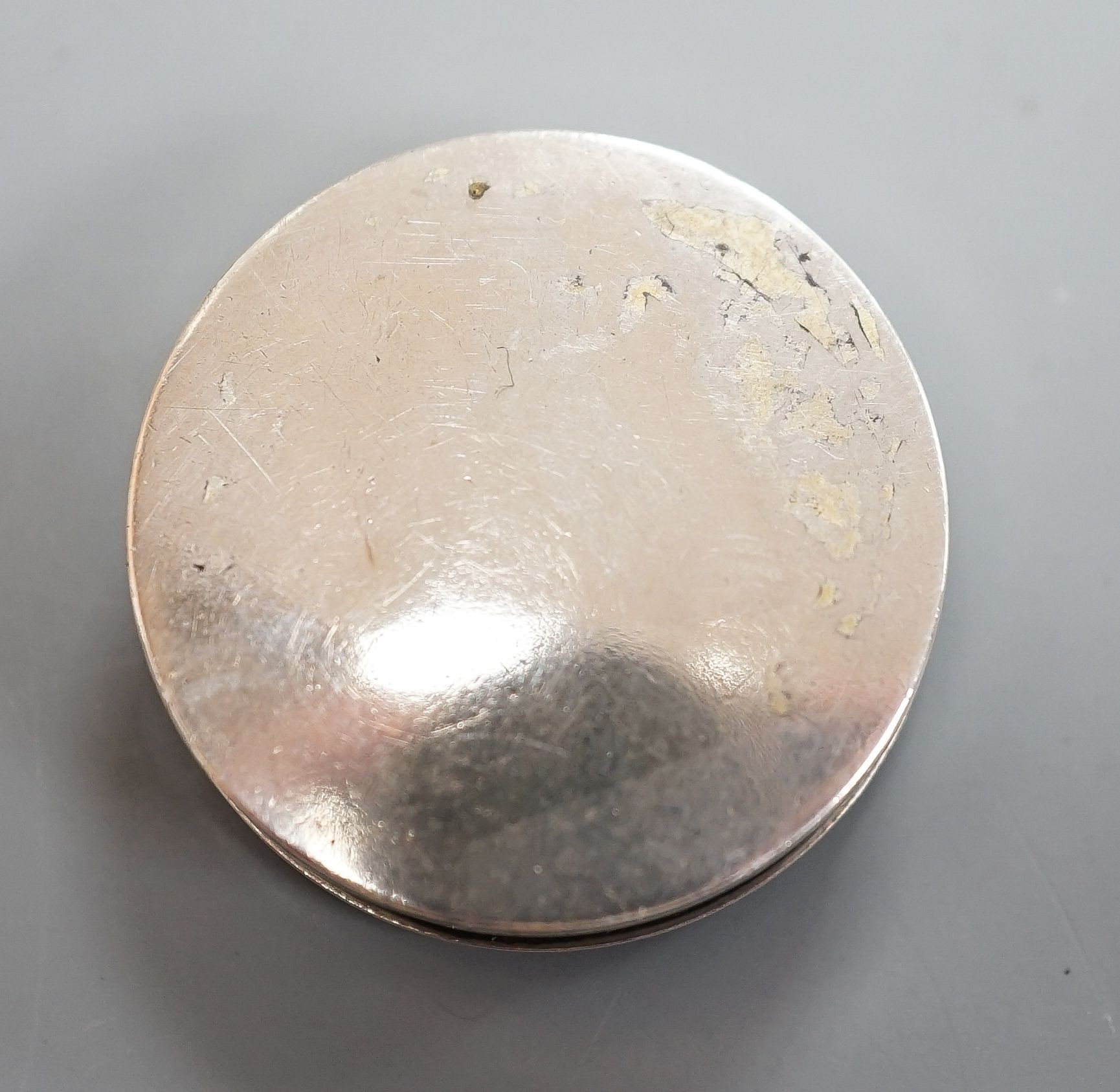 A George III engraved silver pill box, by Samuel Pemberton, Birmingham, 1792, 27mm.